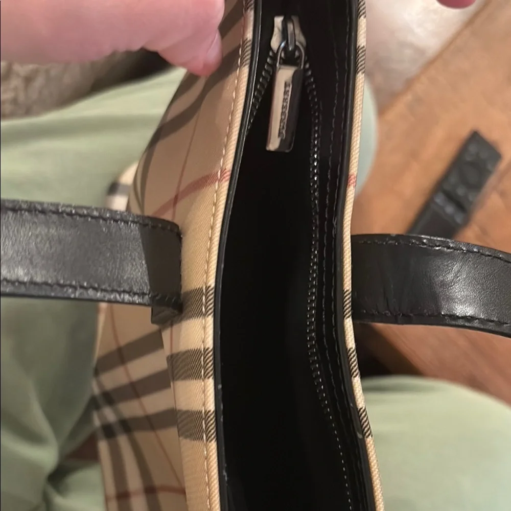 Burberry Cream and Black Tote with Iconic Plaid Design - Picture 4 of 4
